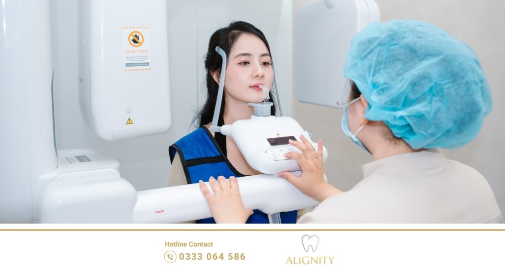 Cấy ghép implant có đau không? 3 Cách giảm đau hiệu quả 2 Phụ tá đang thực hiện quá trình scan CT Cone Beam 3D