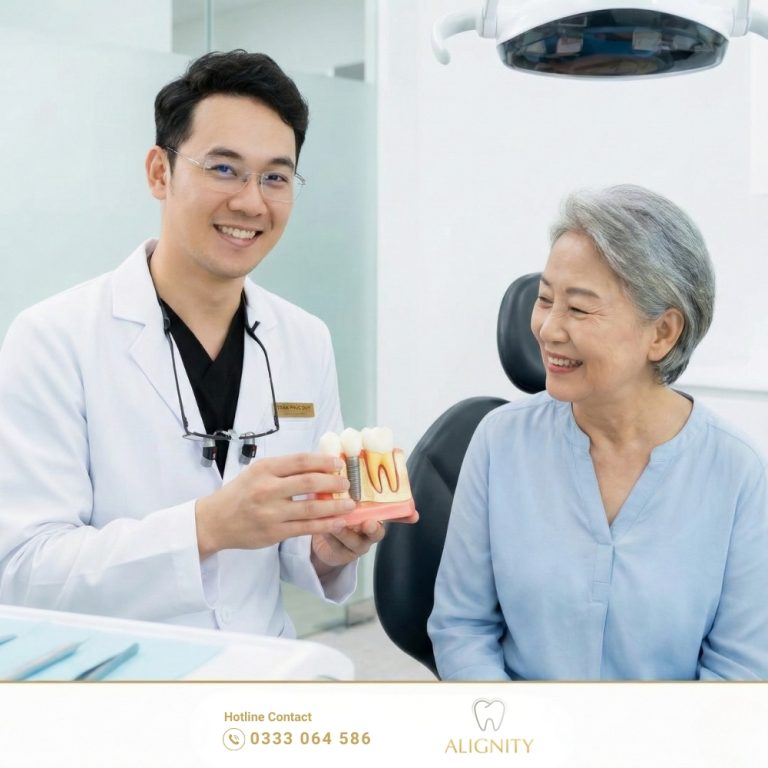 Bác sĩ Trần Phúc Duy đang tư vấn mô hình Implant cho bệnh nhân lớn tuổi
