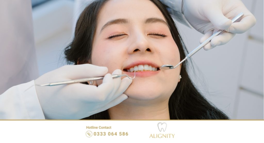 Implant kỹ thuật số: 5 Lợi thế vượt trội so với truyền thống 5 Khách hàng nữ cười tự tin sau khi trồng răng implant kỹ thuật số thành công.