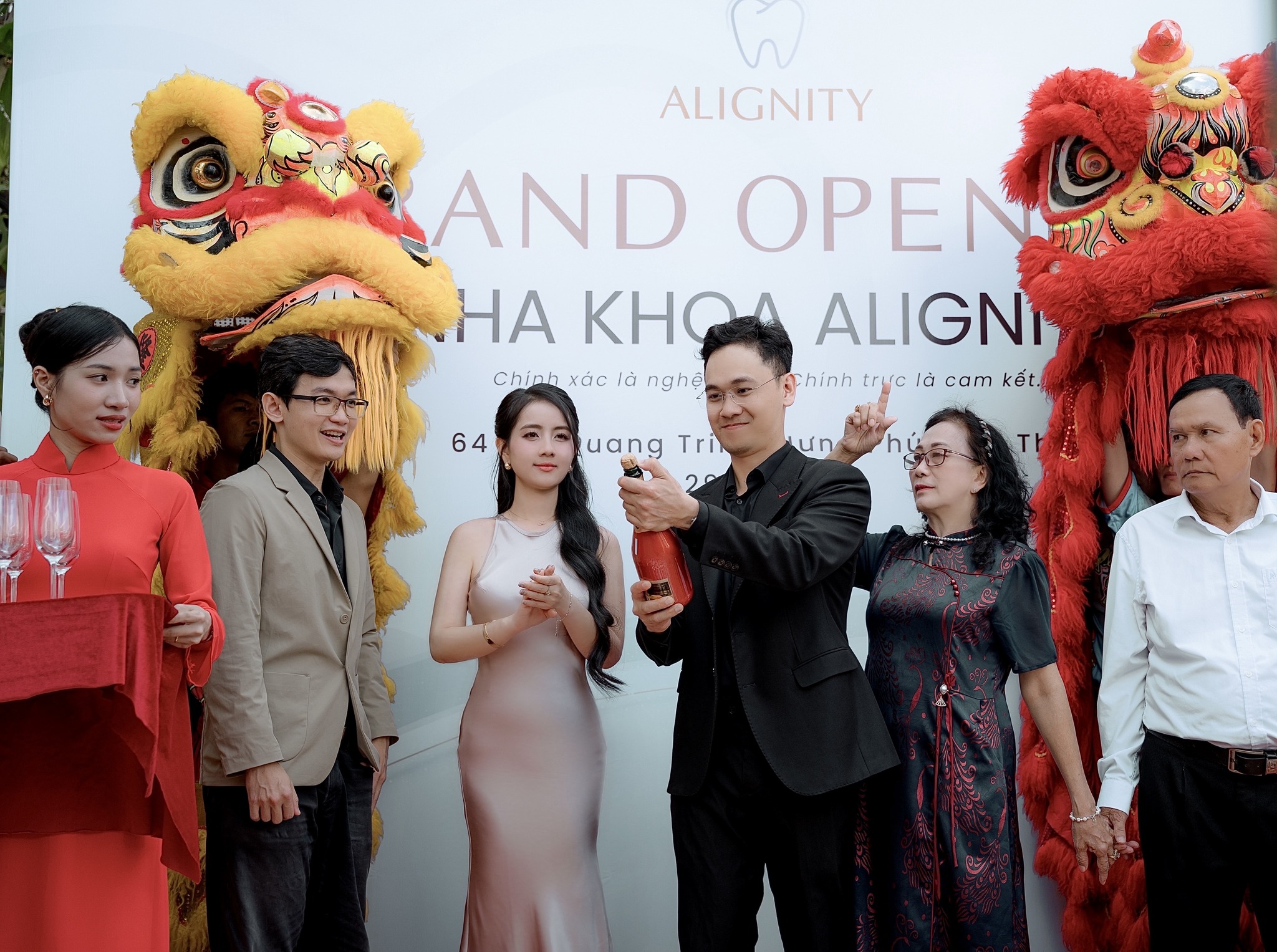 Từng bừng khai trương nha khoa Alignity