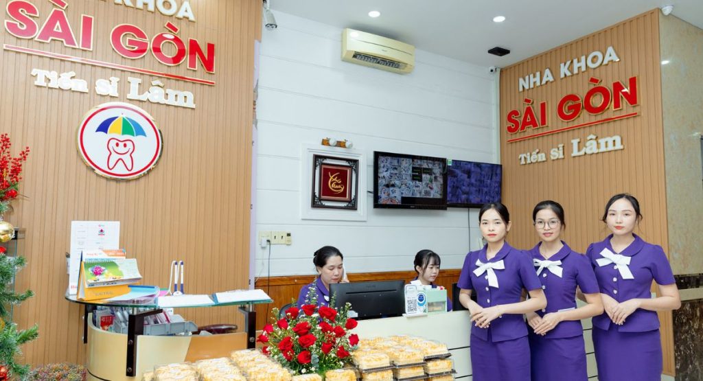 Top 10 nha khoa Cần Thơ uy tín, bác sĩ giỏi & giá tốt nhất 2026 10 Tiến sĩ Bác sĩ Lê Nguyên Lâm - Trưởng bộ môn chỉnh hình ĐH Y Dược Cần Thơ đang thăm khám cho bệnh nhân.