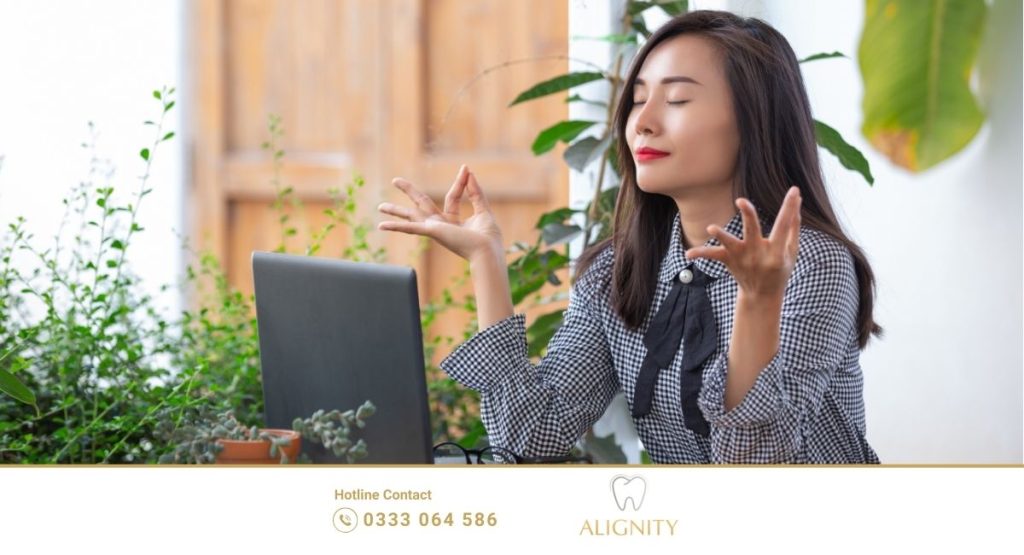 Niềng răng có đau không? Giai đoạn nào đau nhất 6 Cô gái giữ tinh thần thư giãn, thoải mái để giảm bớt áp lực và cảm giác đau khi niềng răng.