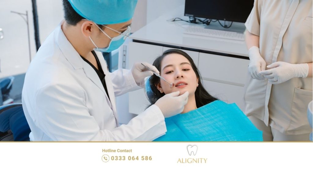 Bác sĩ nha khoa Alignity thăm khám kỹ lưỡng và tư vấn cho bệnh nhân niềng răng.