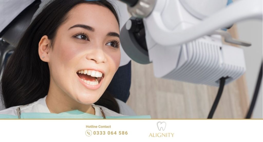 So sánh cầu implant và răng sứ : Giải pháp nào tối ưu nhất hiện nay? 5 Bác sĩ nha khoa đang thăm khám và tư vấn giải pháp trồng răng phù hợp cho bệnh nhân nữ.