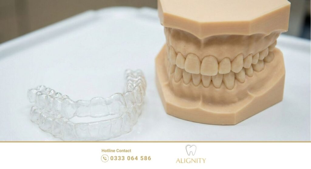 Khay niềng Invisalign trong suốt và mô hình răng 3D kết quả sau khi chỉnh nha.