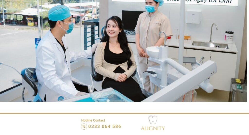 Bác sĩ thực hiện thăm khám và lên phác đồ điều trị