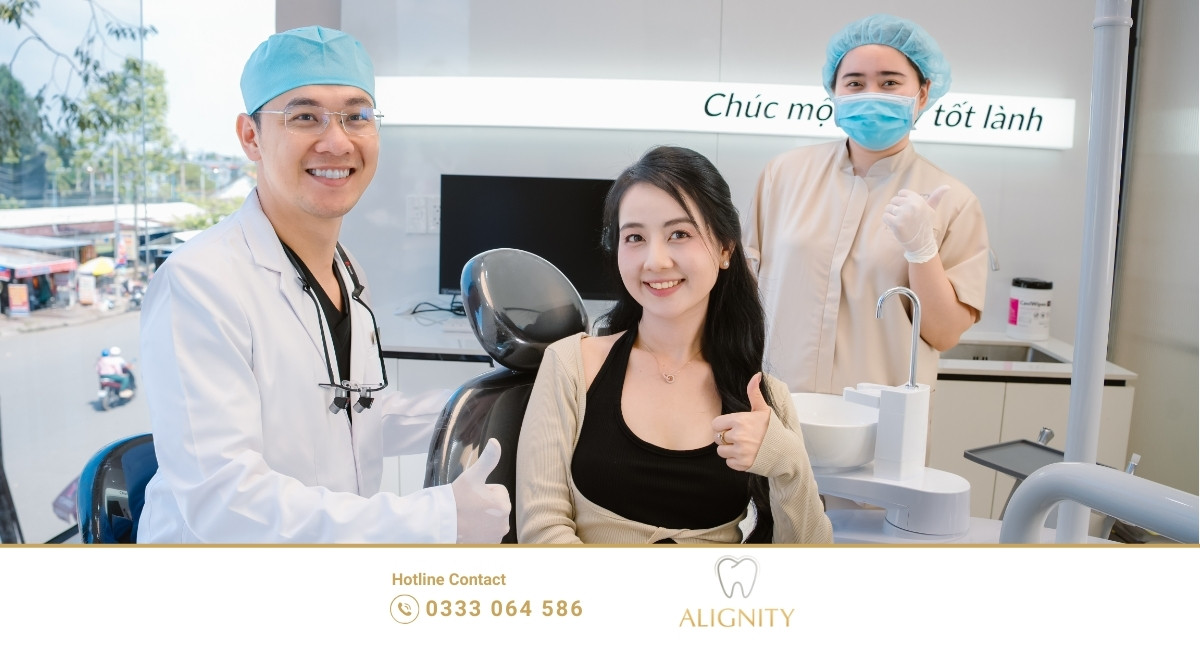 Bác sĩ Nha khoa ALIGNITY tư vấn khám răng định kỳ cho bệnh nhân nữ