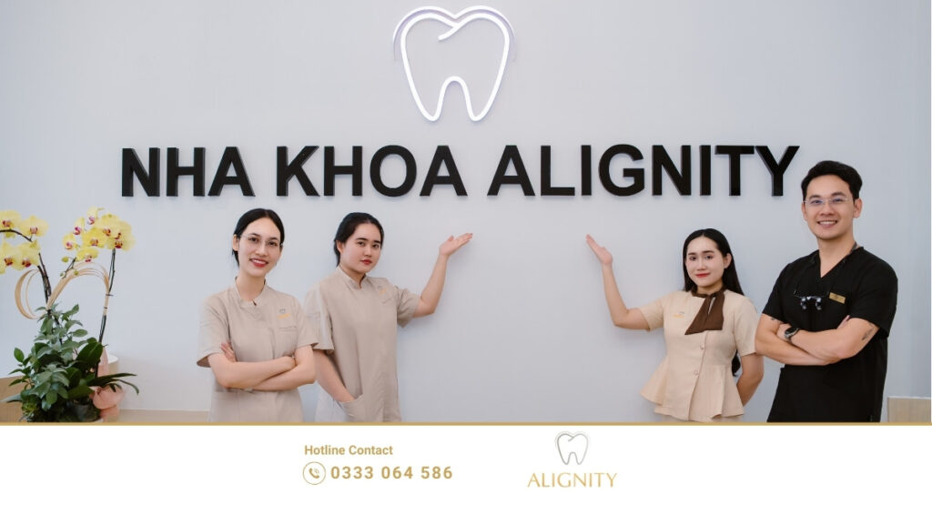 Tẩy trắng răng: có nên không? Phương pháp và chi phí năm 2026 8 Hình ảnh bác sĩ và nhân viên y tế tại sảnh nha khoa ALIGNITY