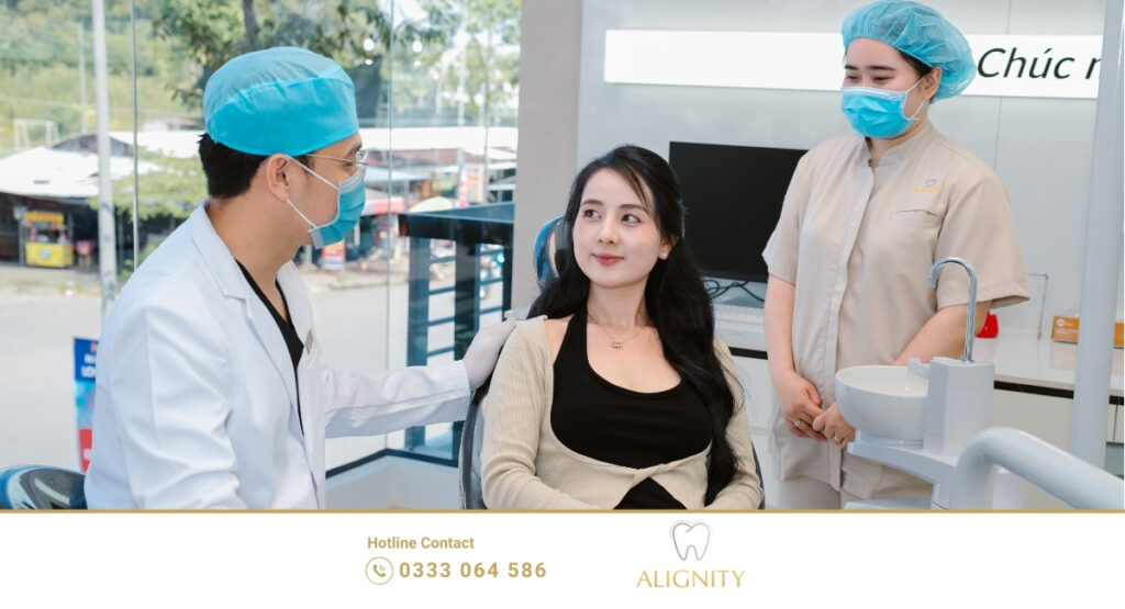 Bác sĩ Chuyên khoa I Trần Phúc Duy trực tiếp thăm khám và tư vấn kế hoạch điều trị Implant Osstem cho khách hàng tại ALIGNITY.