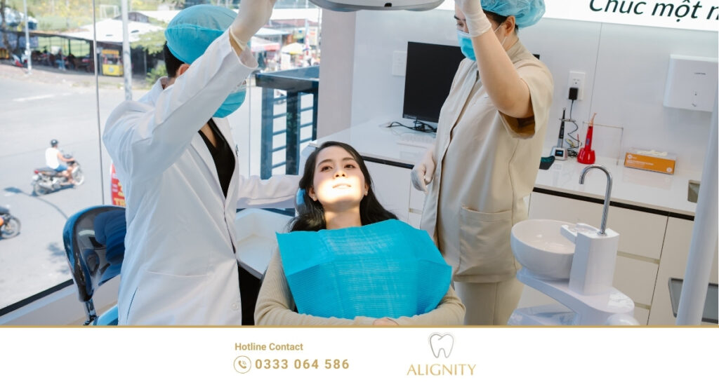 Quy trình cấy ghép Implant tại ALIGNITY được thực hiện trong phòng phẫu thuật vô trùng, với sự hỗ trợ của trang thiết bị hiện đại.