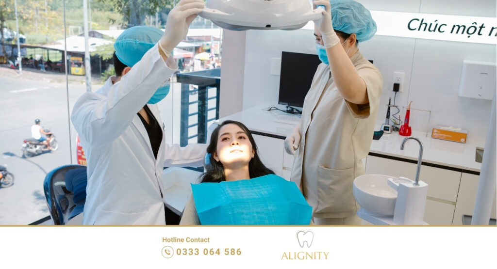 Bác sĩ tại Nha khoa ALIGNITY tiến hành quy trình bọc răng sứ trong môi trường vô trùng.