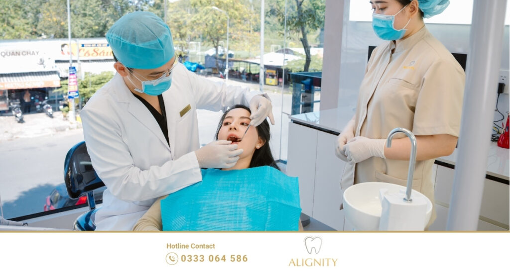 Hình ảnh bác sĩ Duy đang thực hiện điều trị bệnh nhân