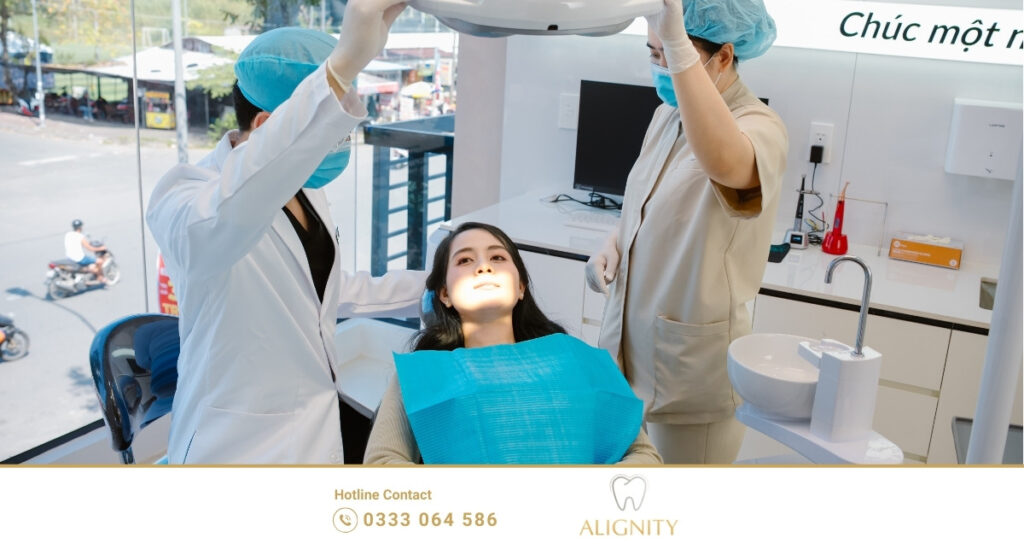 Hình ảnh bác sĩ tiến hành chẩn đoán và điều trị tại nha khoa ALIGNITY