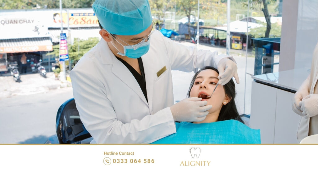 Viêm nướu là gì? Dấu hiệu và cách xử lý sớm 4 Bác sĩ nha khoa thực hiện kiểm tra răng và chẩn đoán điều trị viêm nướu