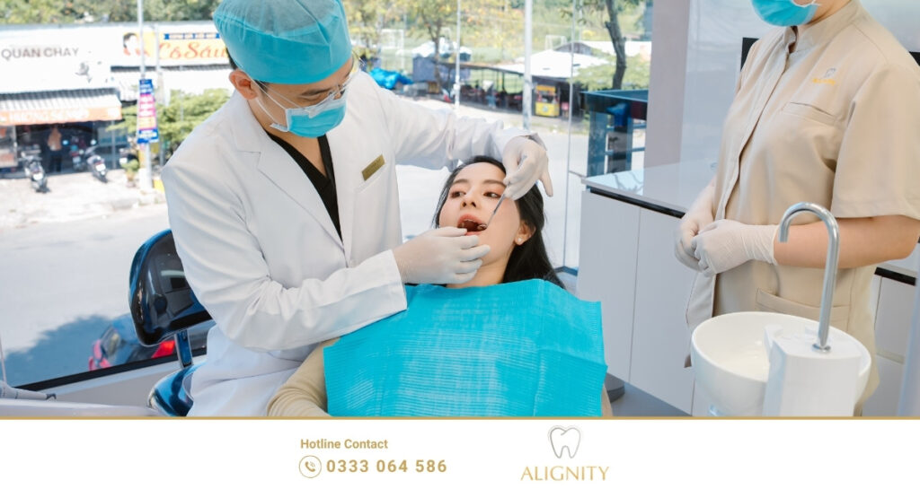 Bác sĩ đang thực hiện thăm khám tình trạng răng cho bệnh nhân
